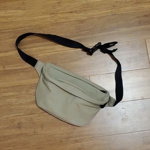 uniqlo fanny pack